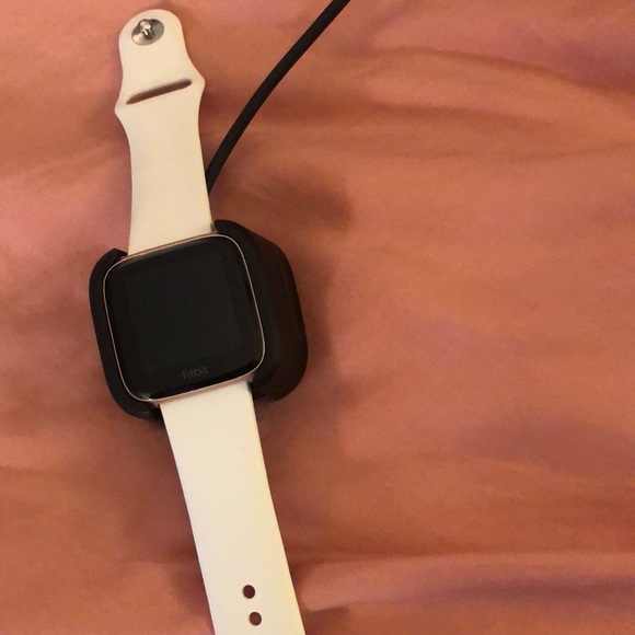 Fitbit Versa - Picture 2 of 3